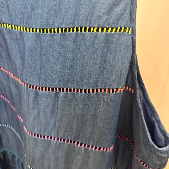 CROWN & IVY SLEEVELESS WOMENS TOP DENIM WITH EMBROIDERED COLOR THREADS XL - Picture 2 of 6